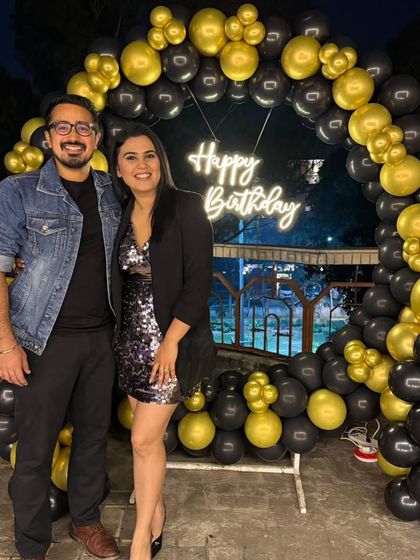 The black and gold theme is a popular choice for creating a sophisticated and fun vibe for terrace parties.