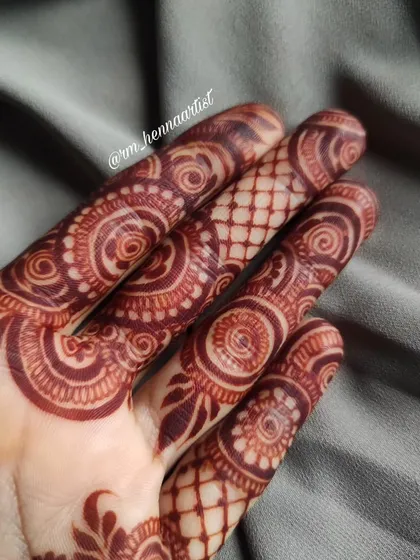 Another angle of these stain goals. The detail on the fingers is so crisp and the colour is perfectly developed.