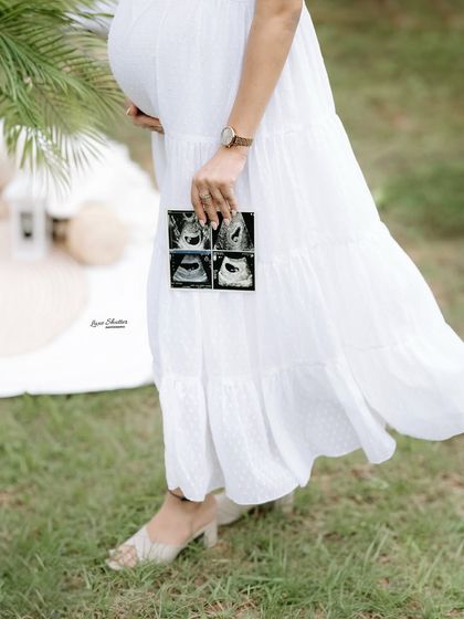 A close-up on the most important detail: the first pictures of your little one. This is a beautiful way to connect the present moment with the future you're so excited for.