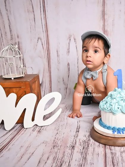 A moment of anticipation. This little crawler is ready to explore his first birthday cake in our charming, rustic-themed studio.