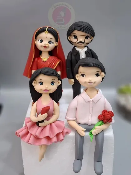 A full family of fondant figurines created by a student. In my classes, you learn to create multiple characters that can be used for anniversary or family-themed cakes.