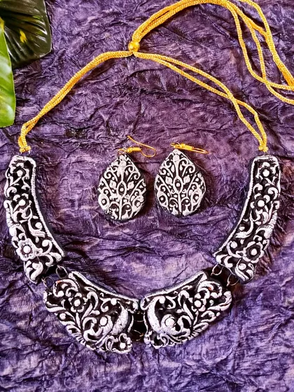 The same carved 'hansli' design, here with a classic oxidized silver and black finish. It's a timeless piece that adds a touch of royal elegance.