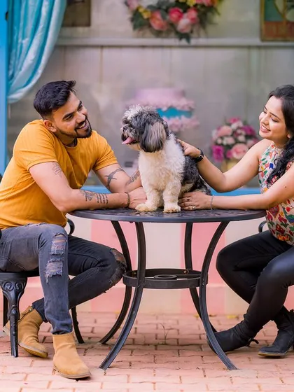 A happy couple with their adorable dog at our cafe-style set.