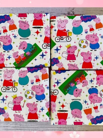 The Peppa Pig cutlery sets are beautifully presented in themed gift wrapping, making them an exciting and well-packaged party favor.