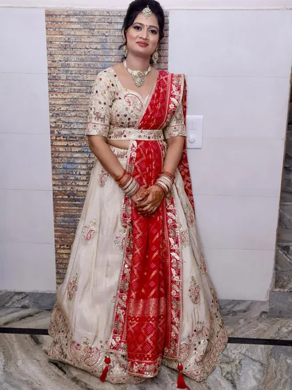 A final look at this elegant party style. The combination of the outfit, makeup, and hair is simply perfect.