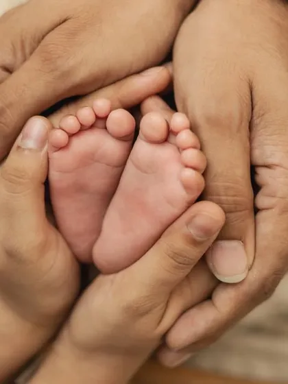 Those tiny feet held in your hands, a memory to hold onto forever. I focus on capturing these precious, tiny details during our newborn sessions because they grow up in the blink of an eye.