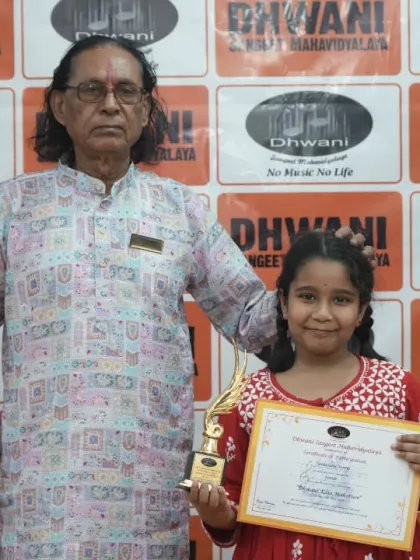 A senior guru with a student and her father at the award ceremony.