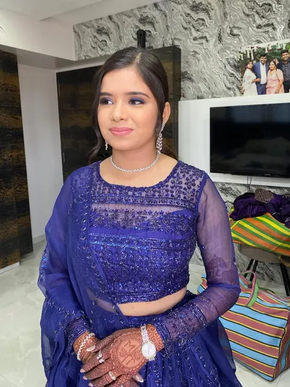 A refreshing and regal glam look for Twinkle. The blue liner adds a beautiful pop of color that complements her royal blue outfit perfectly.
