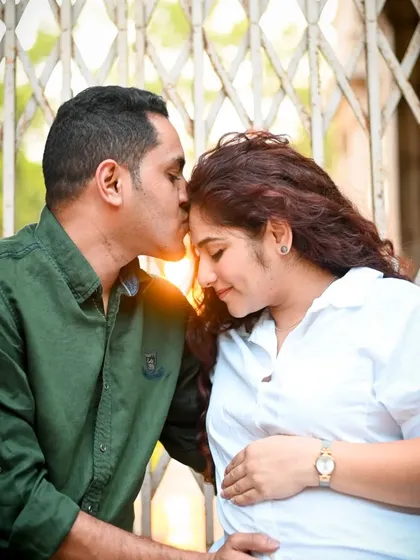 I love using the soft, golden light of the setting sun to create warm and romantic portraits. This tender kiss on the forehead captures the deep affection and anticipation of the expecting couple in a natural, outdoor setting.