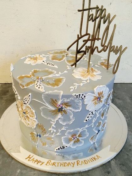 Elegant Celebrations: Floral & Minimalist Cakes photo 6