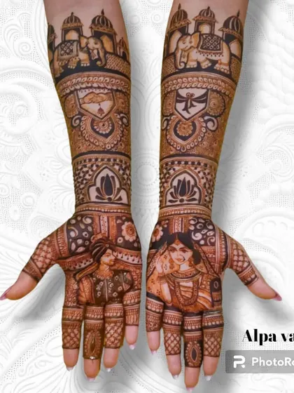 This bridal design combines couple portraits on the palms with a procession of decorated elephants on the arms. It’s a perfect example of mixing personal figures with royal, traditional themes.