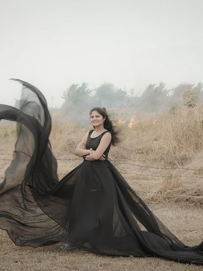 For the bold and adventurous couple, this black trail gown creates an unforgettable "flying" effect. It's perfect for a dramatic and high-fashion pre-wedding shoot.