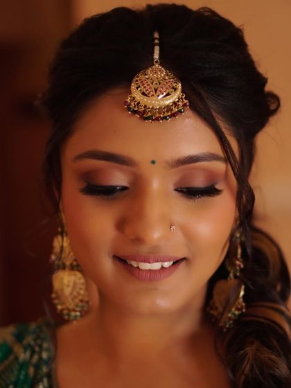 A closer look at Nony's Mehendi makeup. The earthy terracotta eyeshadow and intense black kohl liner make her eyes pop, while the nude lipstick keeps the look feeling fresh and natural.
