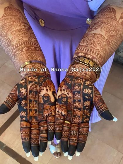 The beauty of a dark stain. This bride's hands are glowing with a deep, rich color that makes her traditional design with figure work and lotus patterns look absolutely stunning.