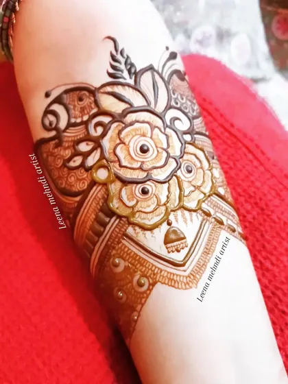 A close-up of the rose bouquet start-up design, showing the shading and detail. The use of both light and dark henna creates a beautiful 3D effect.
