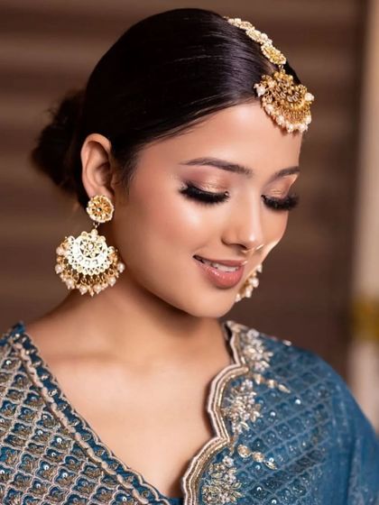 A modern bride who prefers a minimal and trendy look. The makeup is soft and natural, proving that you can be a stunning bride while staying true to your personal style.