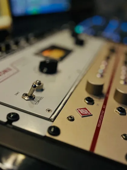 A powerful combination on our desk: the Teletronix LA-2A for classic leveling and the Neumann V 402, a high-end preamp that ensures your microphone signal is crystal clear from the start.