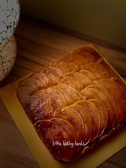 How stunning is this upside-down jaggery caramelised spiced pear cake? The pears become so tender and flavourful, and it looks absolutely beautiful.