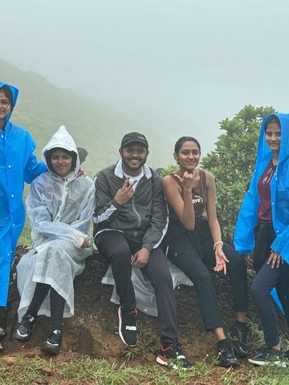 Friends enjoying the misty weather on the Bandaje trail, well-prepared in their raincoats.