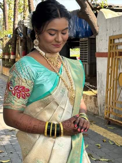 A final outdoor shot, showing the bride's complete, stunning look.