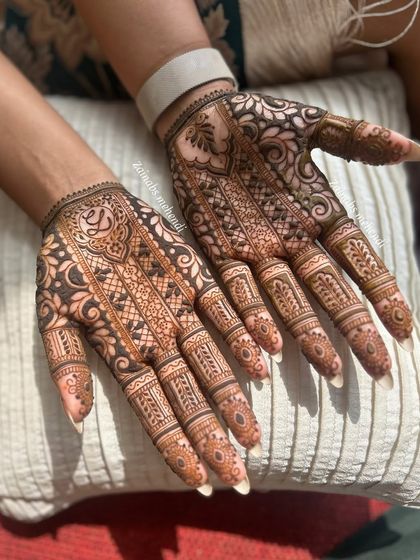 Another view of the personalized henna with the initial 'L', surrounded by intricate patterns.