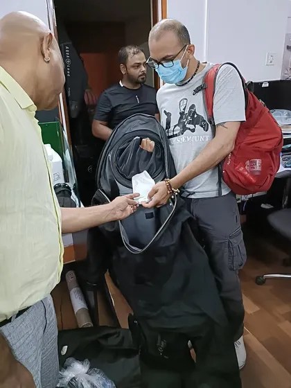 Here at our Bengaluru store, we're helping a diver get kitted out for his next adventure. We believe in a hands-on approach, allowing you to feel the gear and discuss your specific needs with our expert team to ensure you get the perfect fit.