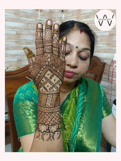 A beautiful back-hand design for a wedding guest.