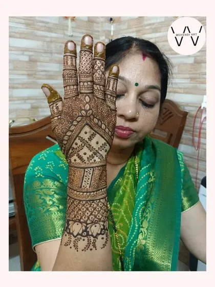 A beautiful back-hand design for a wedding guest.
