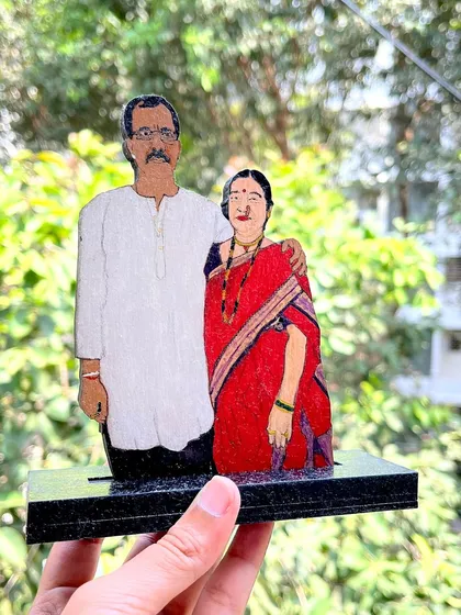 I love capturing the essence of a relationship in these little wooden cutouts. This piece, based on a photo of a couple in traditional Marathi attire, makes for such a personal and heartfelt gift.
