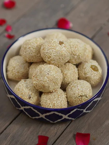 Til ke Laddu, sardi ka asli king-size treat! These sesame seed laddoos are perfect for beating the winter chill.