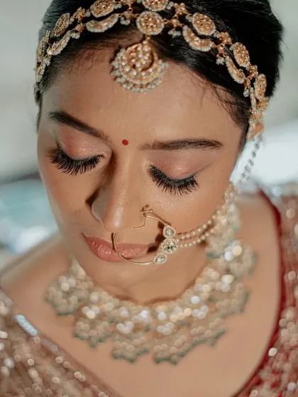 A detailed look at the eye makeup for my sundowner phera bride. I used soft, shimmery eyeshadows to create a romantic and ethereal effect, paired with long, fluttery lashes for that wide-eyed look.