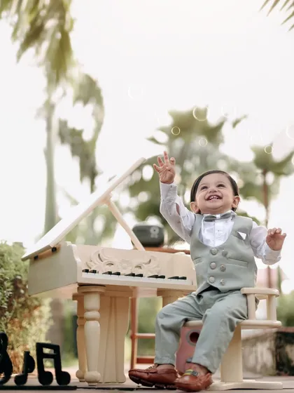 A little musician lost in a world of bubbles and melody. I use props like this miniature piano to spark a child's imagination, resulting in magical, candid photos filled with wonder.