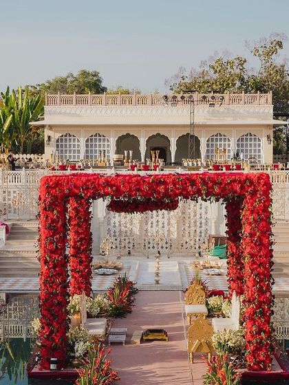 The floral archway leading to the mandap in the Hathi Kund. This entrance framed the main event perfectly, creating a dramatic and beautiful transition for the couple and guests.