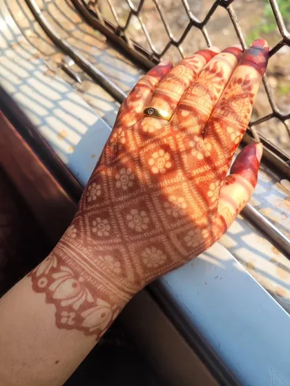 Another angle of this beautiful, mature henna stain. The sunlight catches the rich color, and the delicate floral details in the grid are perfectly preserved.