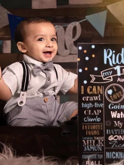 The first birthday is such a joyful milestone. We celebrate it with personalized sessions, like this one featuring a custom milestone board that highlights all of your baby's favorite things. It’s a fun and adorable way to remember their first big year.