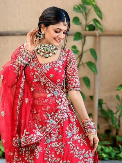 A complete bridal look featuring a heavy, gold-plated Kundan necklace, haath phool, and maang tikka, all available for rent.
