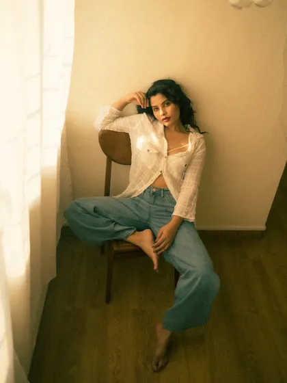 This series was shot entirely with natural light from a window. I adjusted the white balance to give the images a warm, golden tone, creating a soft and dreamy atmosphere.