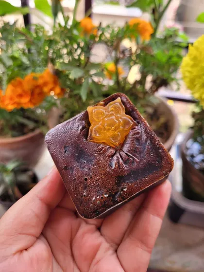 A unique two toned soap, combining different beneficial ingredients in one beautiful bar.