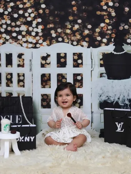 For the little star in your life, our 'Fashion Diva' theme is a fun and glamorous choice. This setup includes chic props for a playful, high-fashion baby photoshoot.