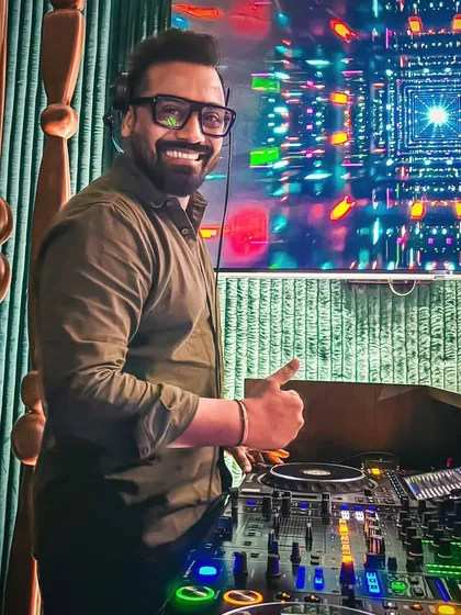 A thumbs up for good vibes and great music. In the zone at Dusk Lounge, with the lights flashing and the crowd moving, this is where I feel most at home. I’m here to turn up the volume and make sure you leave your worries behind.