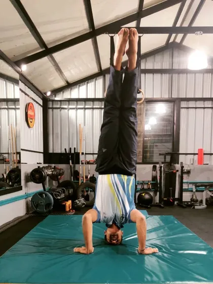 A sequence showing various headstand poses I practice to build balance and core control. We start with the basics and progress to complex variations like straddles and tucks.