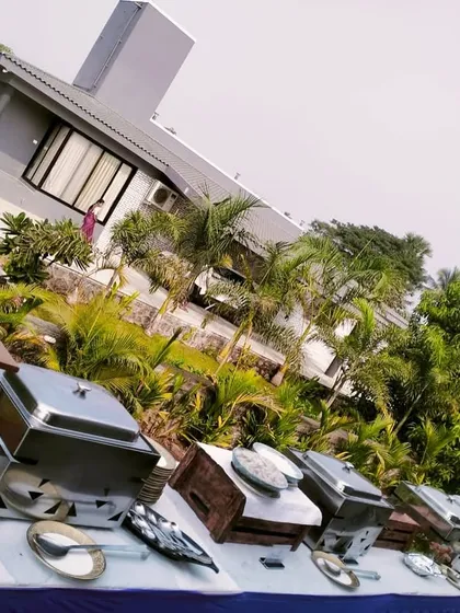 A beautiful outdoor backdrop for a fantastic food spread. We can set up our catering services anywhere, from banquet halls to private lawns.