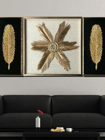 This set of three shadow boxes features golden feathers and a feather blossom. The contrast of the black and white backgrounds makes the golden 3D elements pop, adding a touch of natural elegance to your decor.