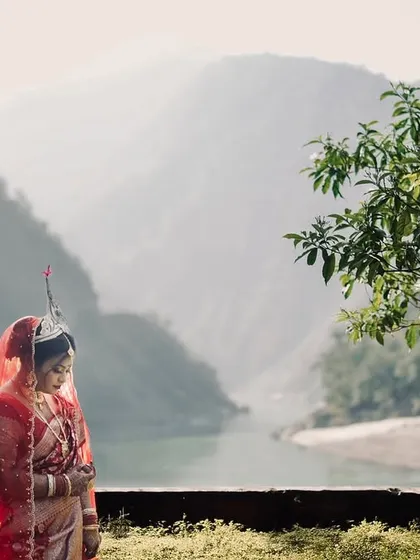 We travel across India to capture love stories in stunning locations. This destination wedding portrait of our Bengali bride Rajashree, set against the misty mountains and the calm Ganga, showcases our passion for blending natural beauty with bridal elegance.
