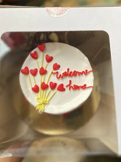 A top view of the heart balloon cake in its box.