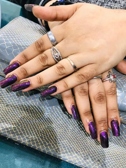 The color combination in these glitter nails is rich and luxurious.