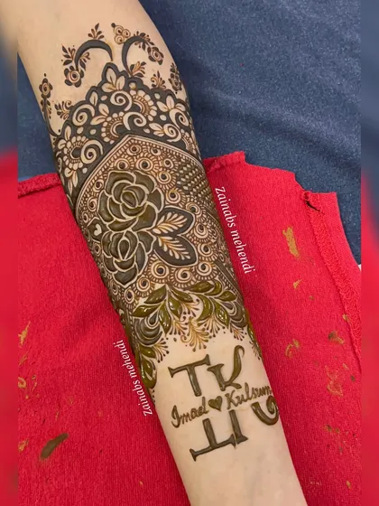 A clearer view of the personalized initials for Imad and Kulsum, a beautiful way to celebrate their union.