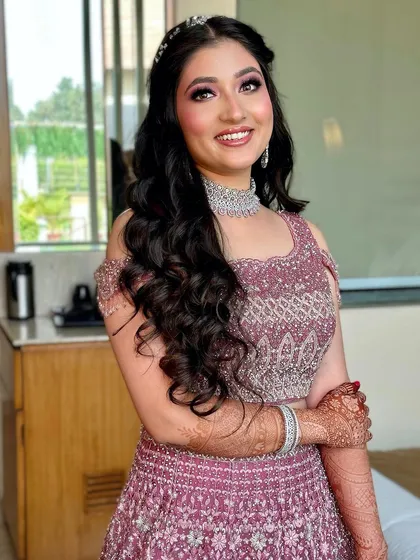 Another beautiful shot of this glam look. The combination of the tiara, diamond choker, and shimmery makeup creates a truly memorable sangeet style.