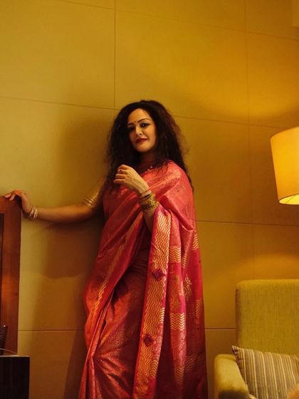 The right lighting and a confident pose can make all the difference. Here, the warm tones complement the pink saree, creating an image of grace and self-assurance.