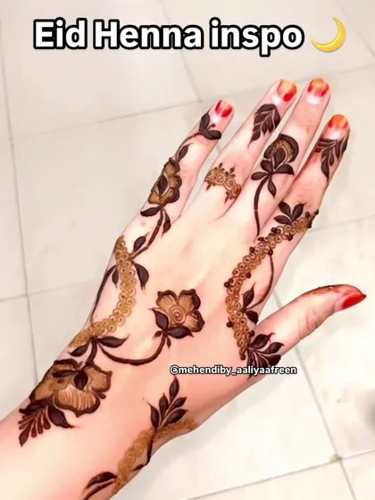 A beautiful and simple Eid henna inspiration, perfect for someone who wants a light and airy design.